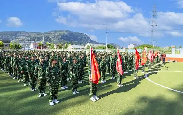 高等校園應重視軍事訓練將講堂教育和軍事訓練有機結合起來